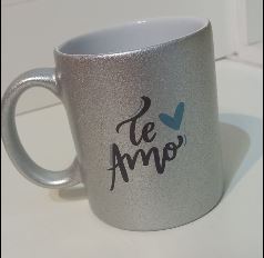 CANECA COM GLITTER PERSONALIZAVEL